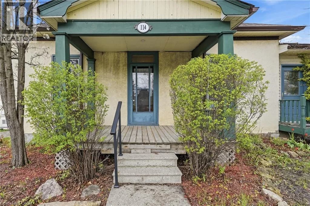 114 GRAND Avenue S — photo 4 of 33