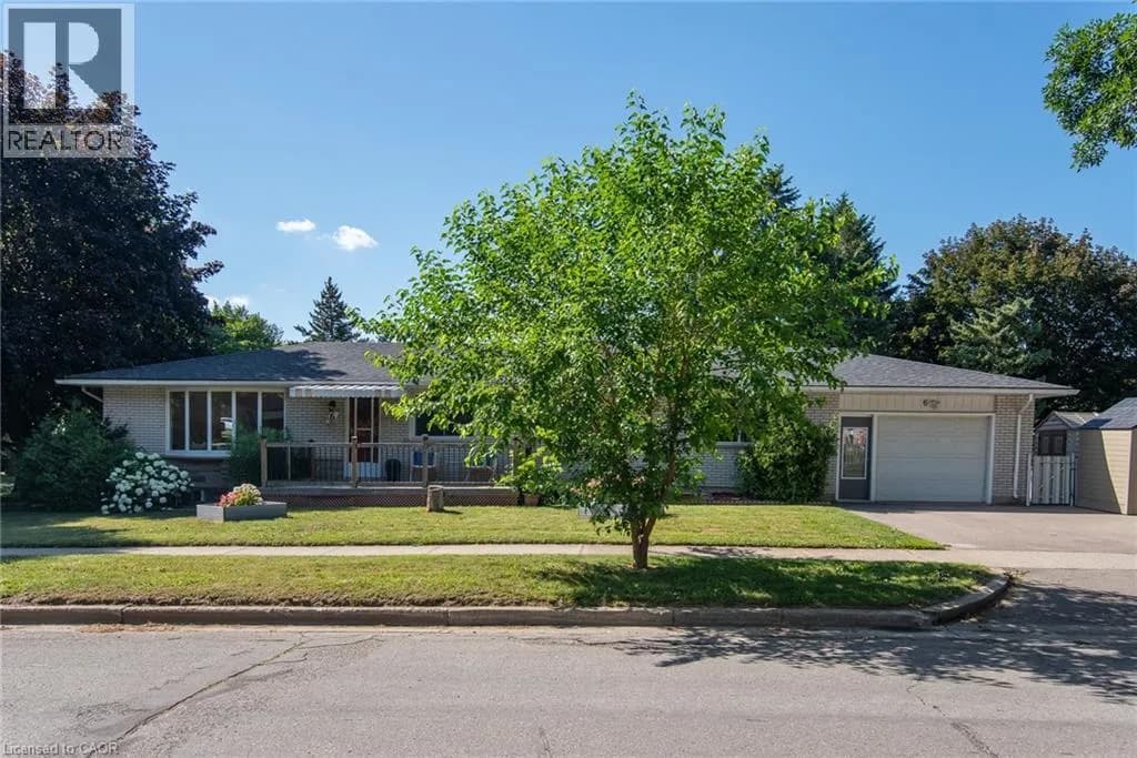 6 STRATHCONA Crescent — photo 2 of 39