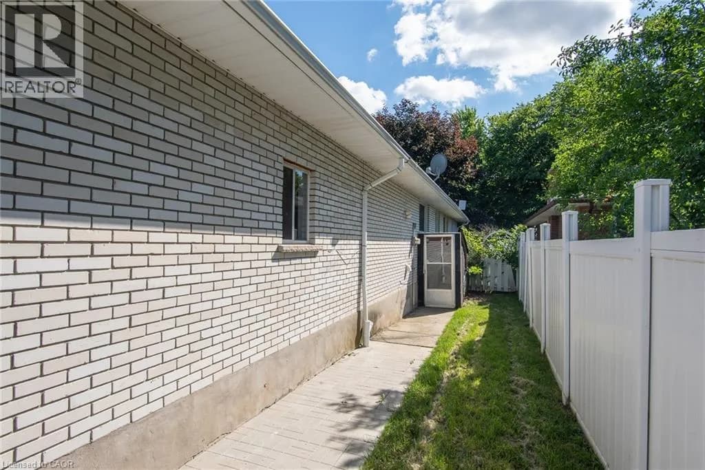 6 STRATHCONA Crescent — photo 4 of 39
