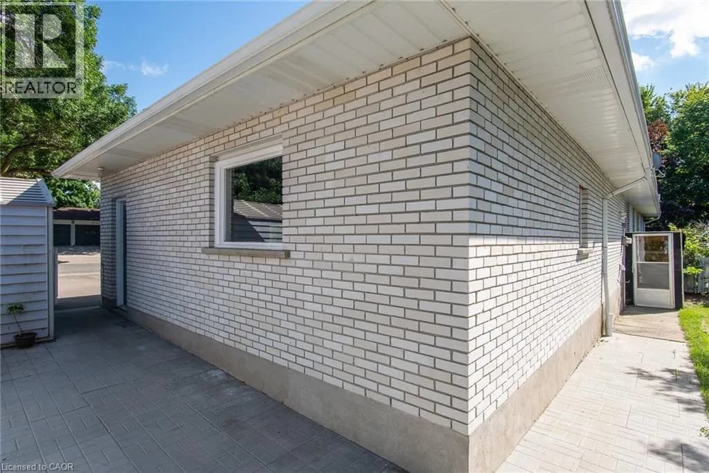 6 STRATHCONA Crescent — photo 5 of 39