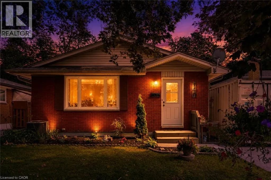 140 ARROWHEAD Crescent — photo 2 of 29