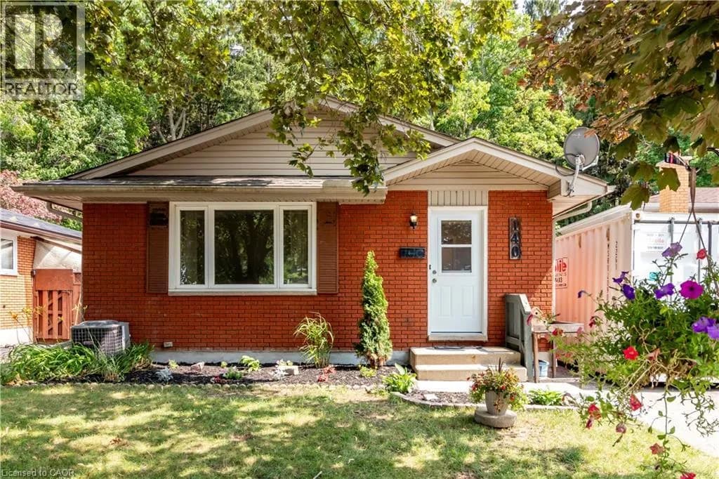 140 ARROWHEAD Crescent — photo 3 of 29