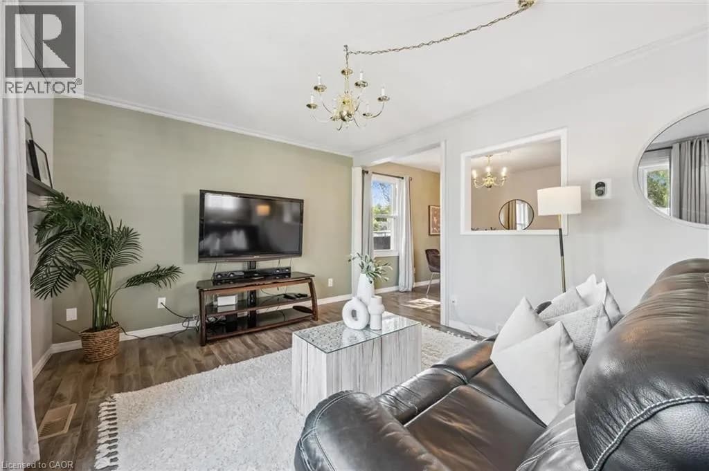976 GUELPH Street — photo 4 of 41