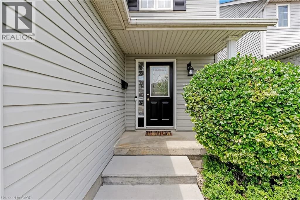 102 CHATEAU Crescent — photo 3 of 36