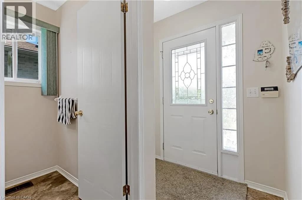 102 CHATEAU Crescent — photo 4 of 36