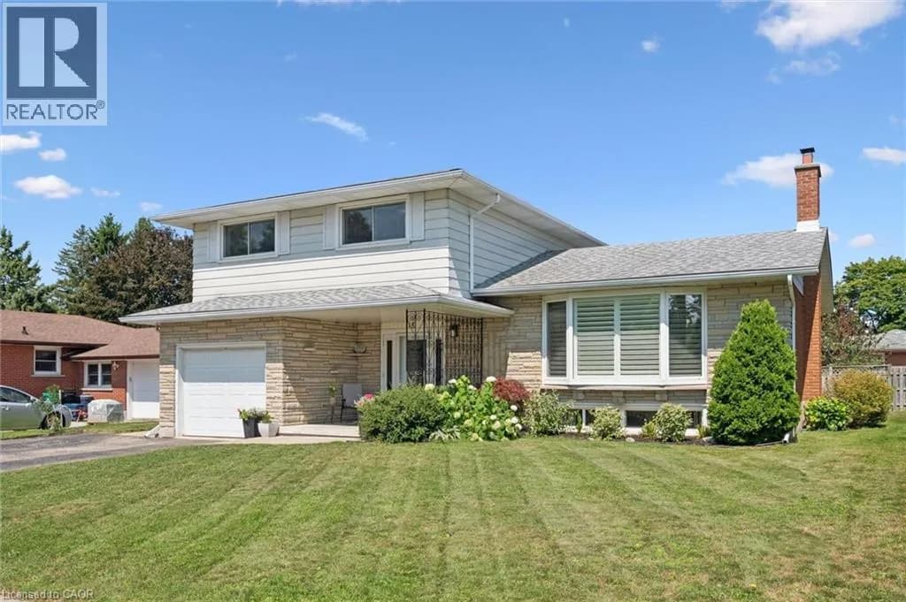 18 STRATHCONA Crescent — photo 3 of 45