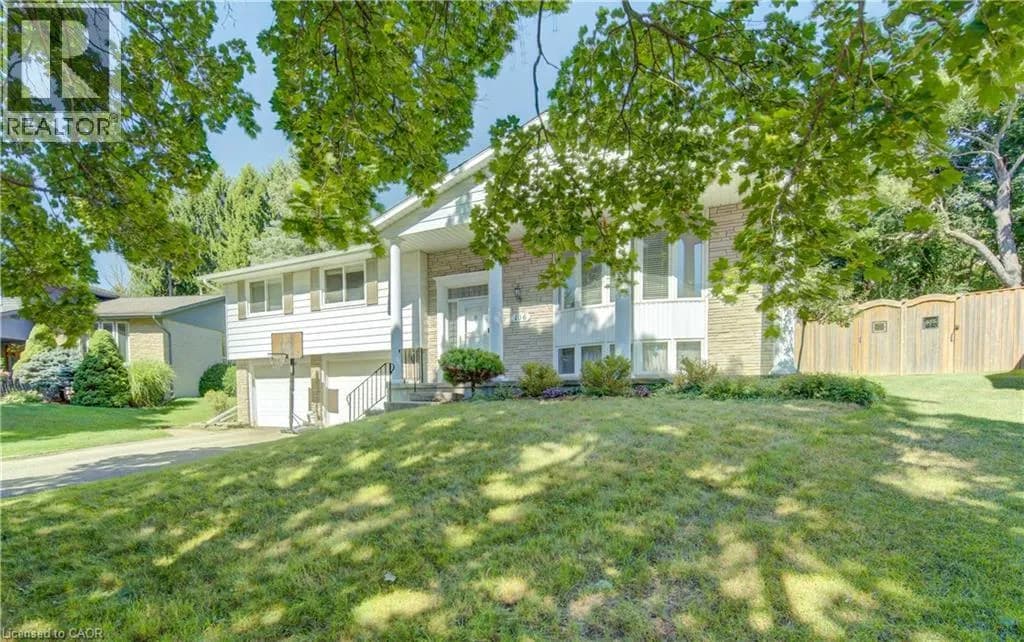 106 AUTUMN HILL Crescent — photo 2 of 37