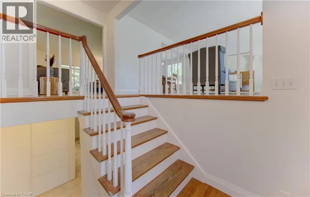 106 AUTUMN HILL Crescent — photo 4 of 37
