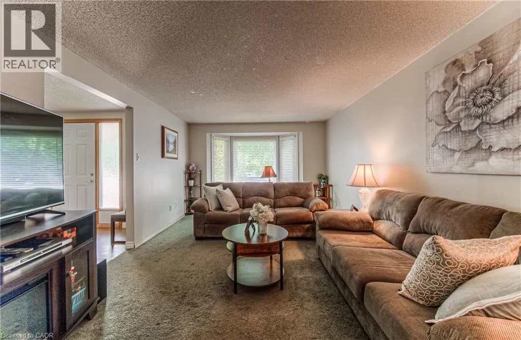 82 ROSENEATH Crescent — photo 3 of 44