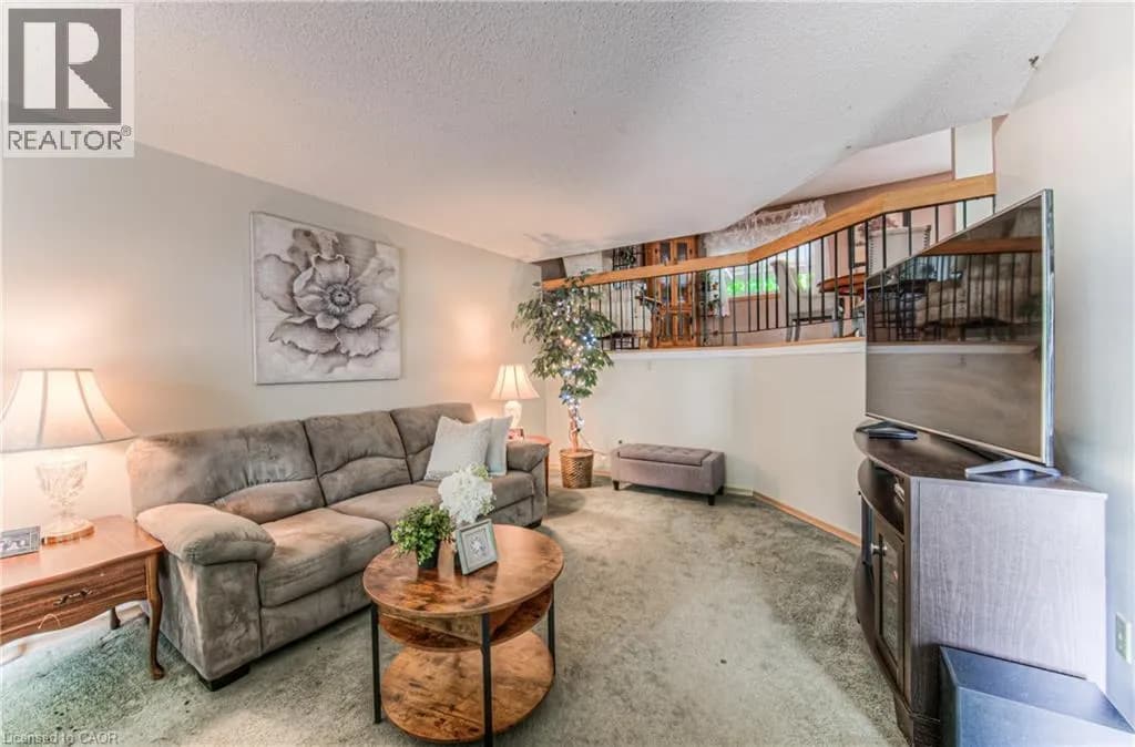 82 ROSENEATH Crescent — photo 4 of 44