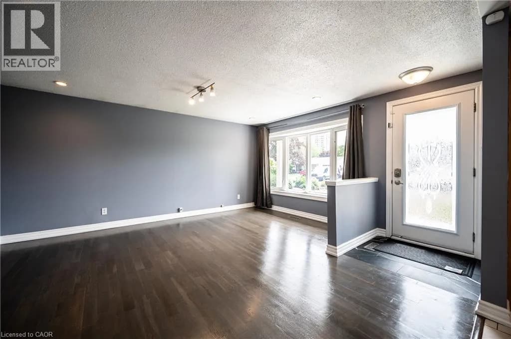 66 BELWOOD Crescent — photo 4 of 33