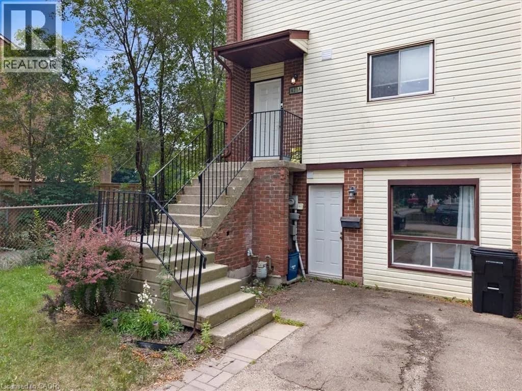 421 BAIRSTOW Crescent — photo 2 of 33