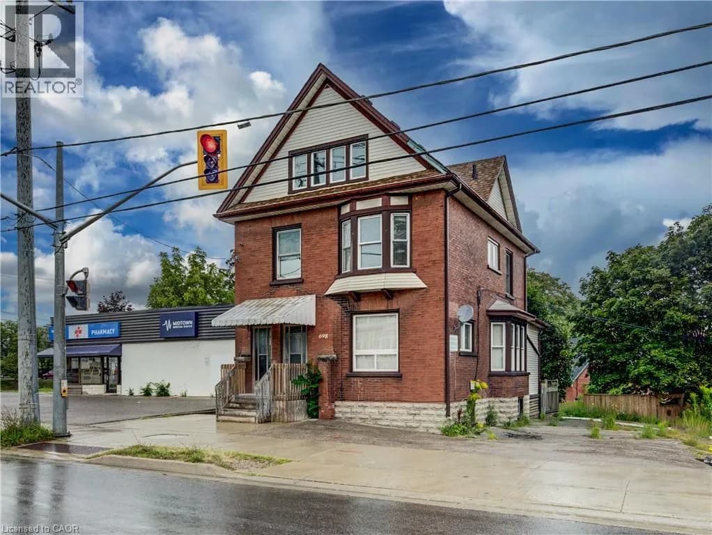698 KING Street W — photo 3 of 45