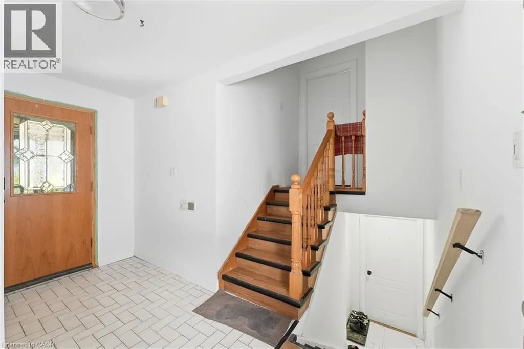 58 TUPPER Crescent — photo 4 of 47