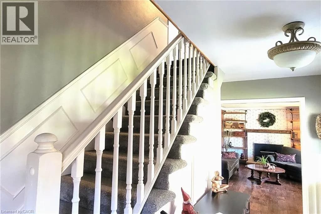 115 SOUTHWOOD Drive — photo 2 of 34