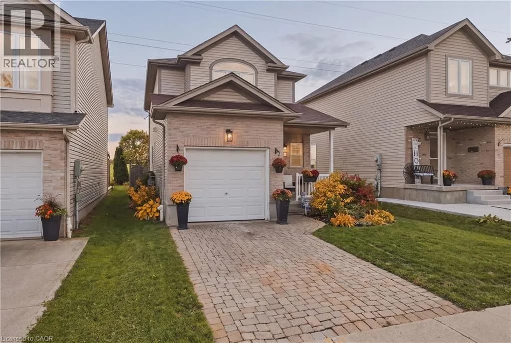 116 HENHOEFFER Crescent — photo 3 of 33
