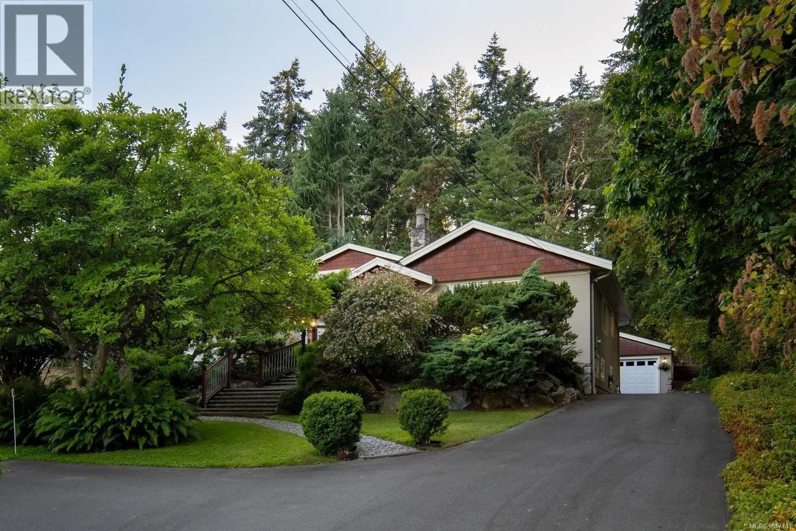 2229 Arbutus Rd E — photo 2 of 63