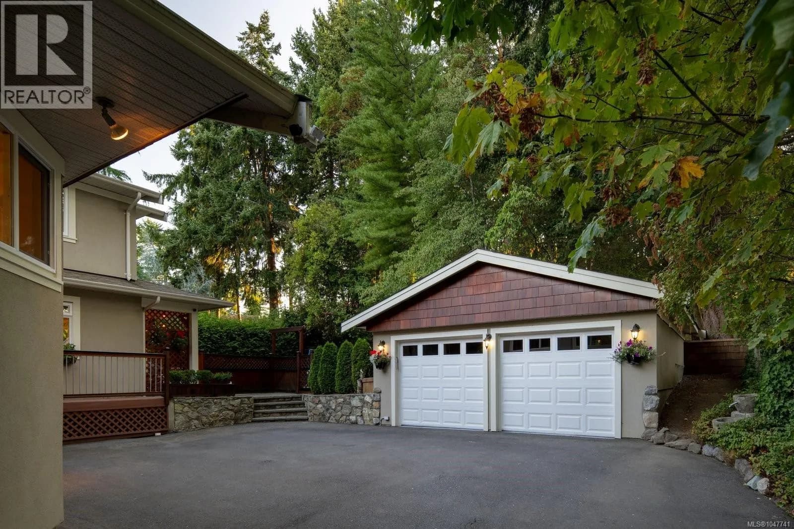2229 Arbutus Rd E — photo 4 of 63