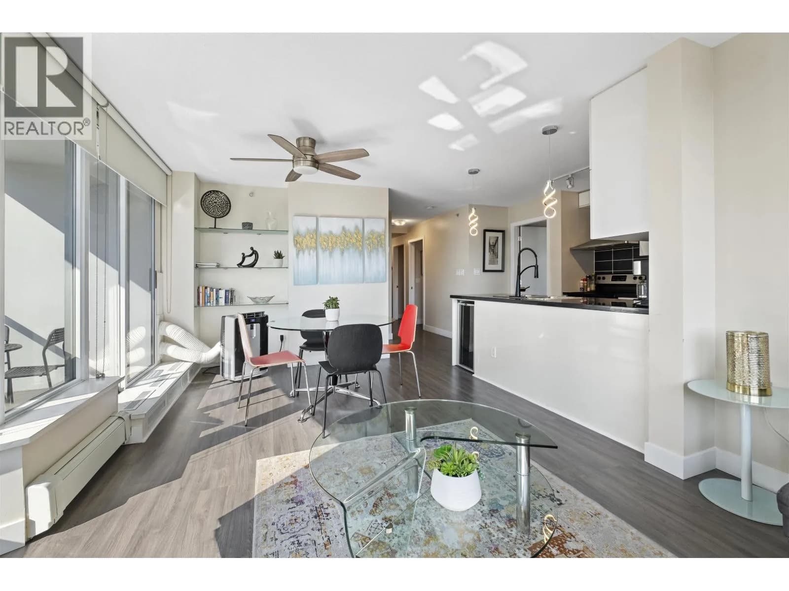 305 689 ABBOTT STREET — photo 3 of 22