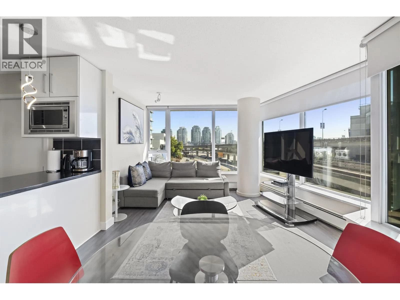 305 689 ABBOTT STREET — photo 4 of 22
