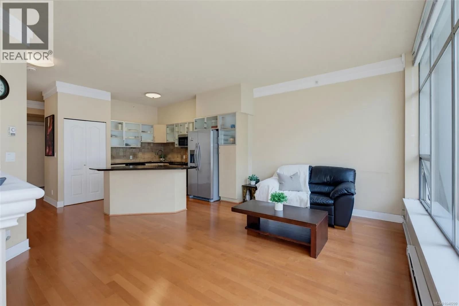 401 845 Yates St — photo 3 of 38