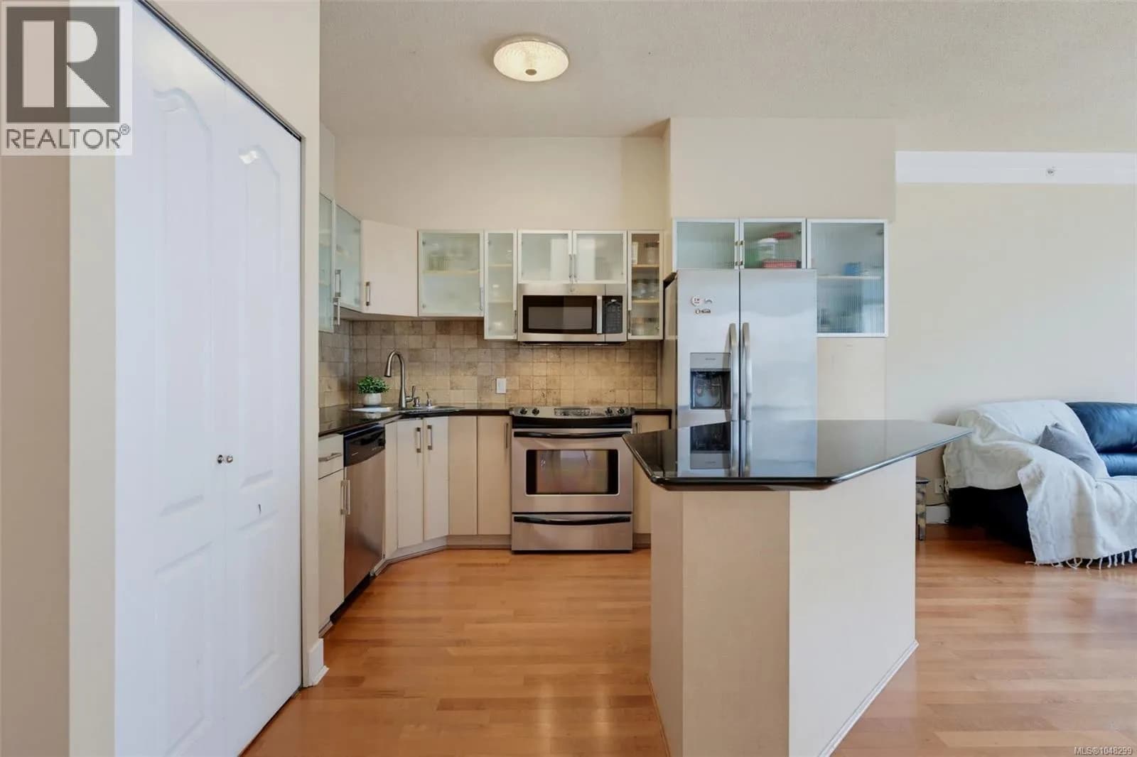 401 845 Yates St — photo 5 of 38