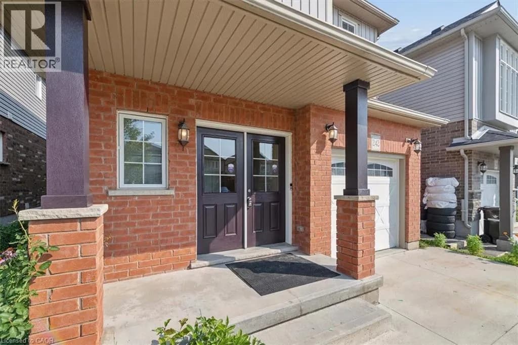 242 MOORLANDS Crescent — photo 4 of 36
