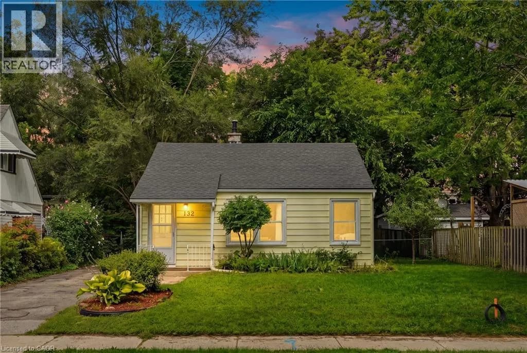 132 SPADINA Road E