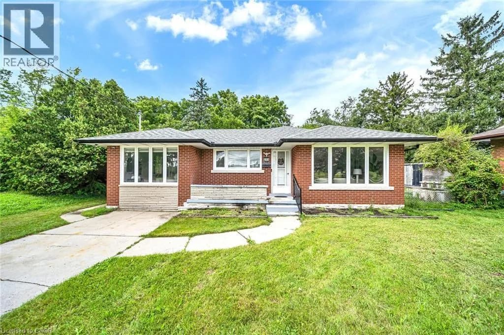 284 CEDAR Crescent