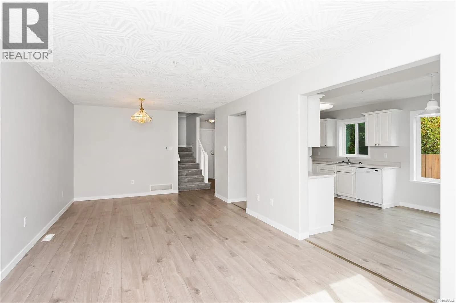 1 6240 Parkwood Dr — photo 4 of 28