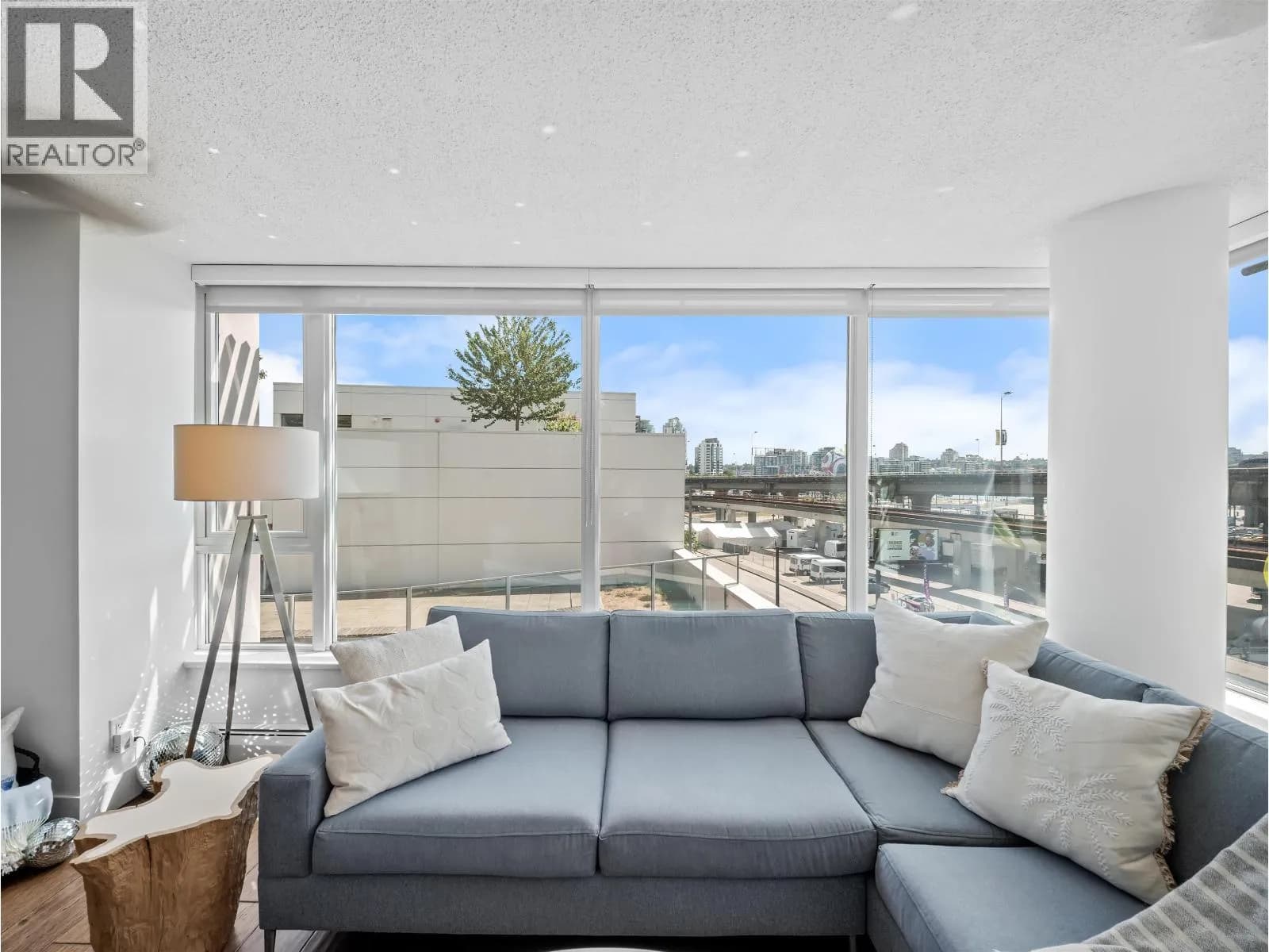 502 688 ABBOTT STREET — photo 4 of 40