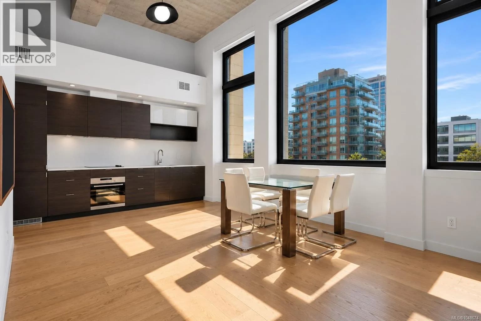 304 770 Fisgard St — photo 3 of 18