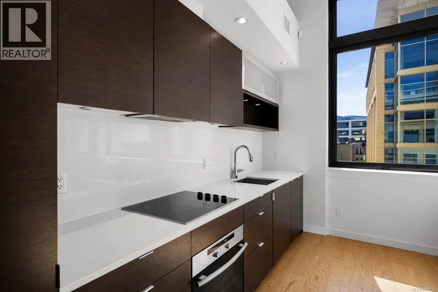 304 770 Fisgard St — photo 5 of 18