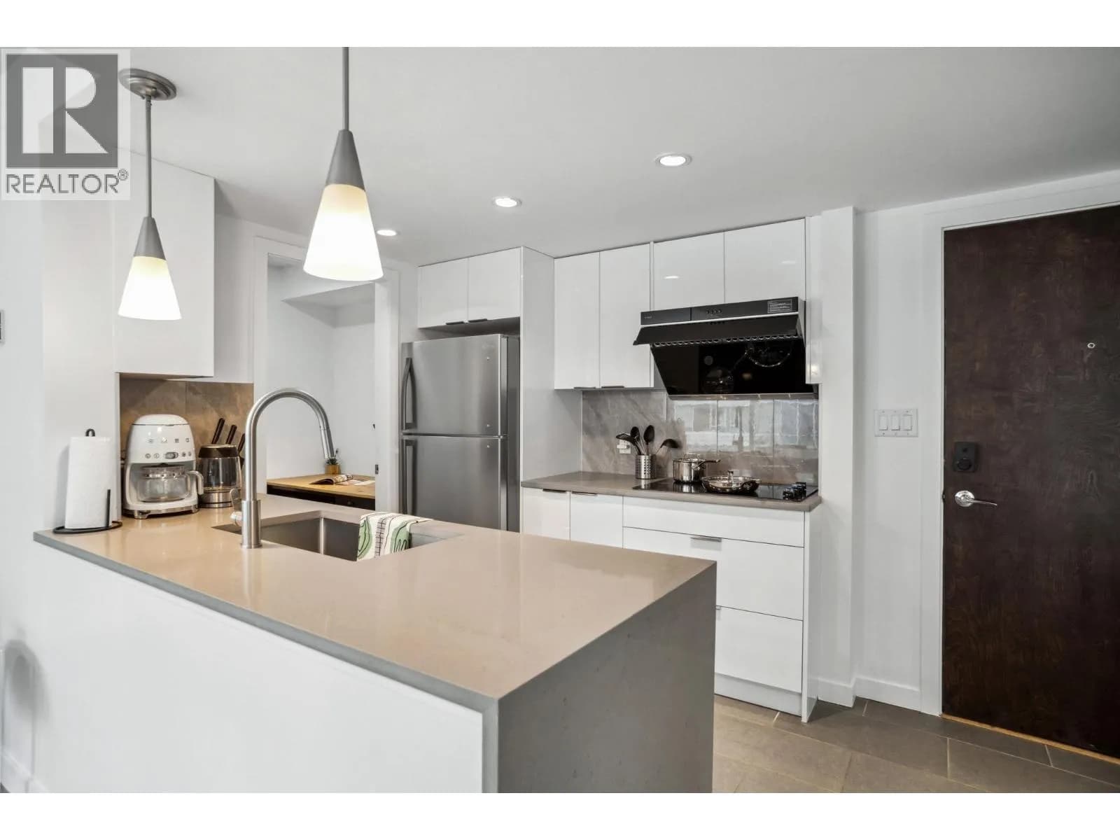605 618 ABBOTT STREET — photo 3 of 15