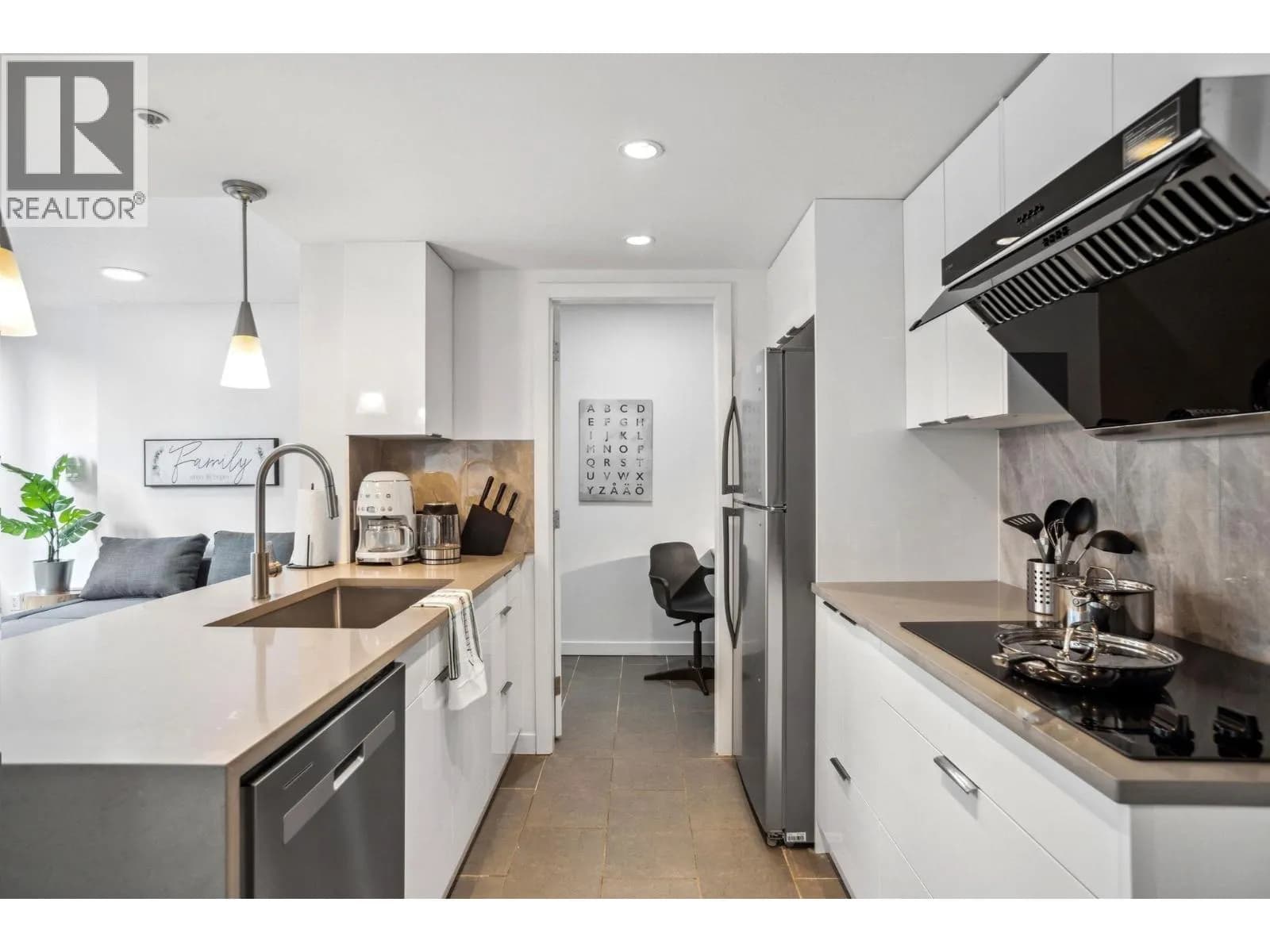 605 618 ABBOTT STREET — photo 5 of 15