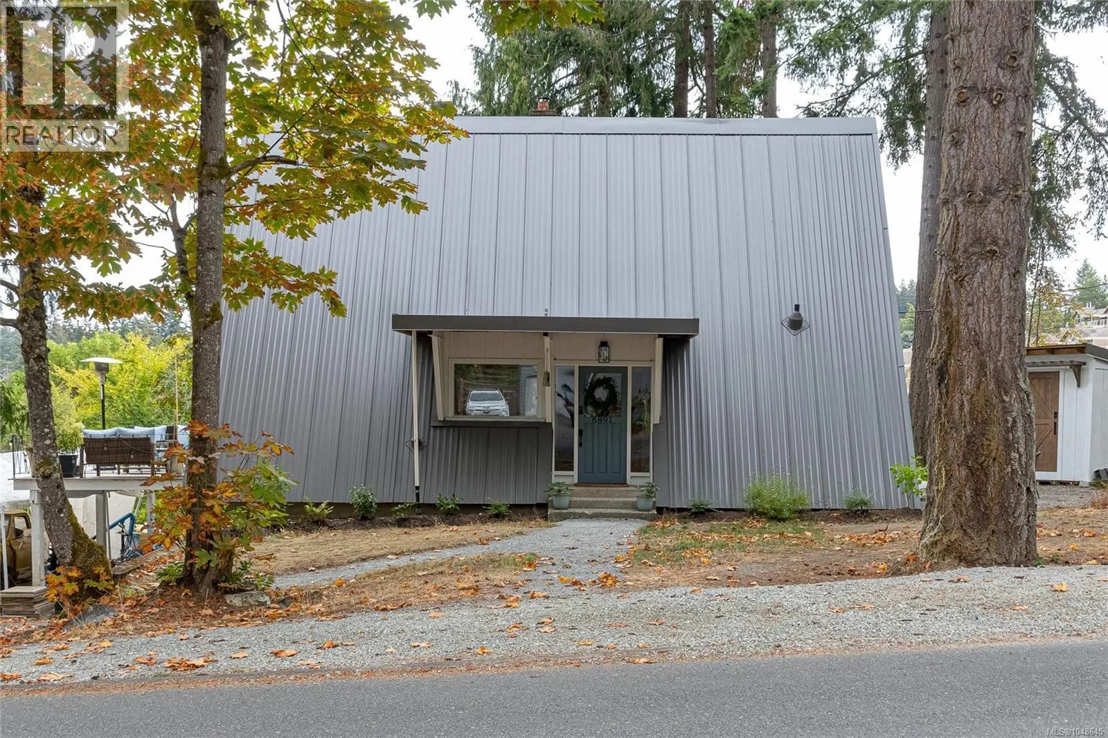 6891 Woodward Dr — photo 3 of 45