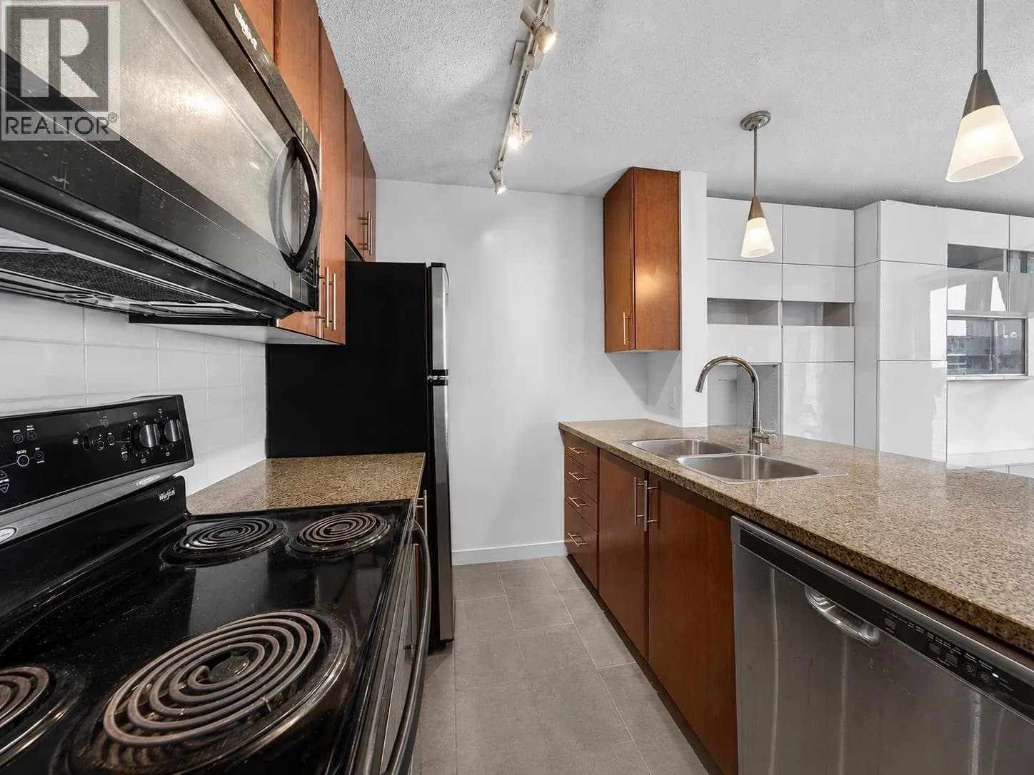2309 688 ABBOTT STREET — photo 3 of 34