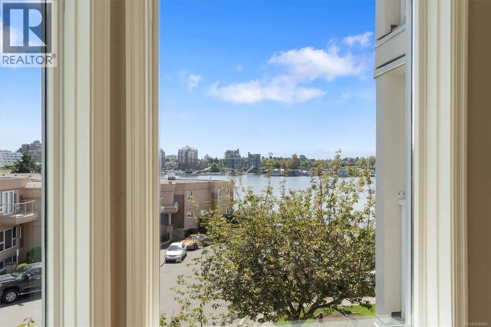318 10 Paul Kane Pl — photo 5 of 26