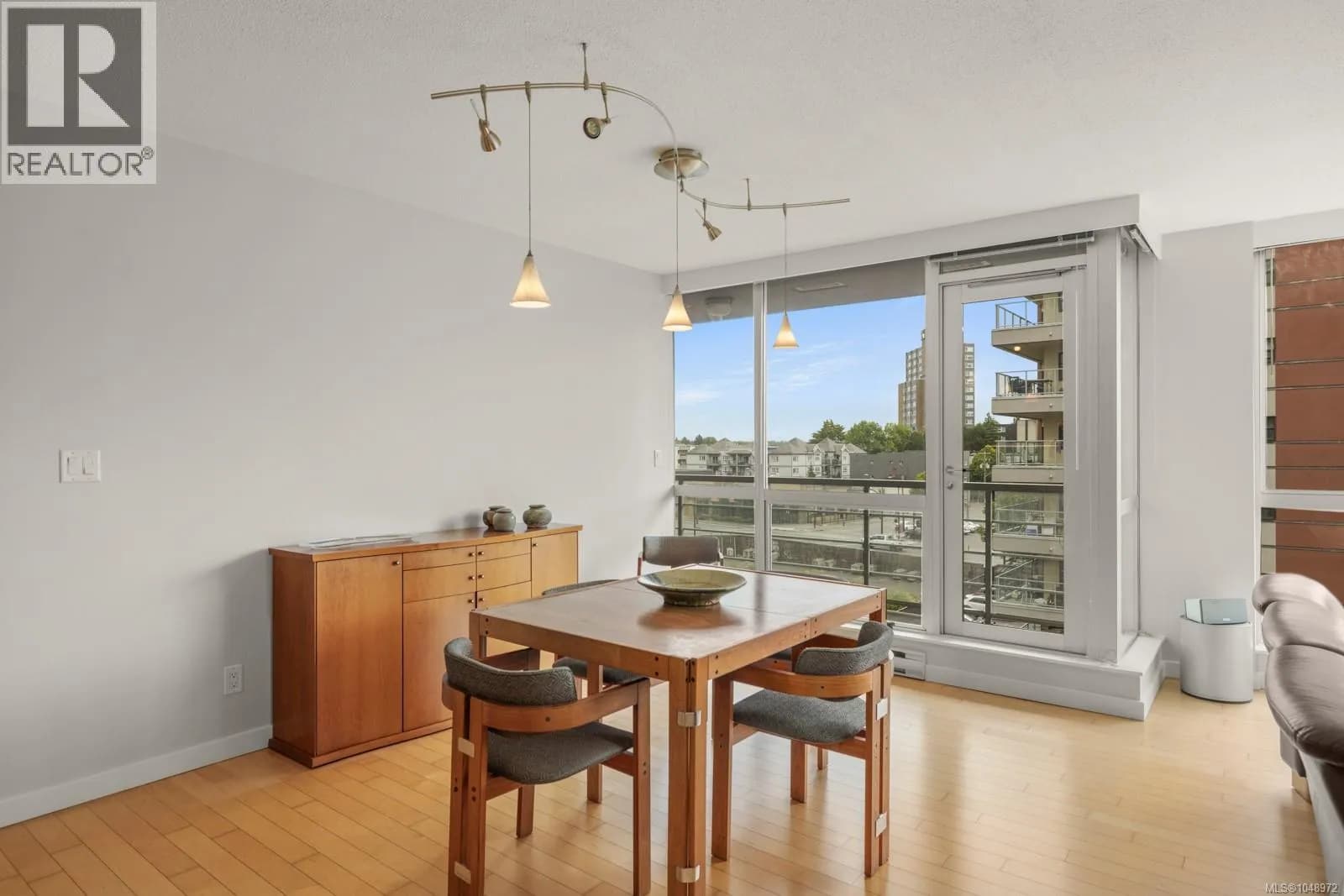 605 732 Cormorant St — photo 4 of 37