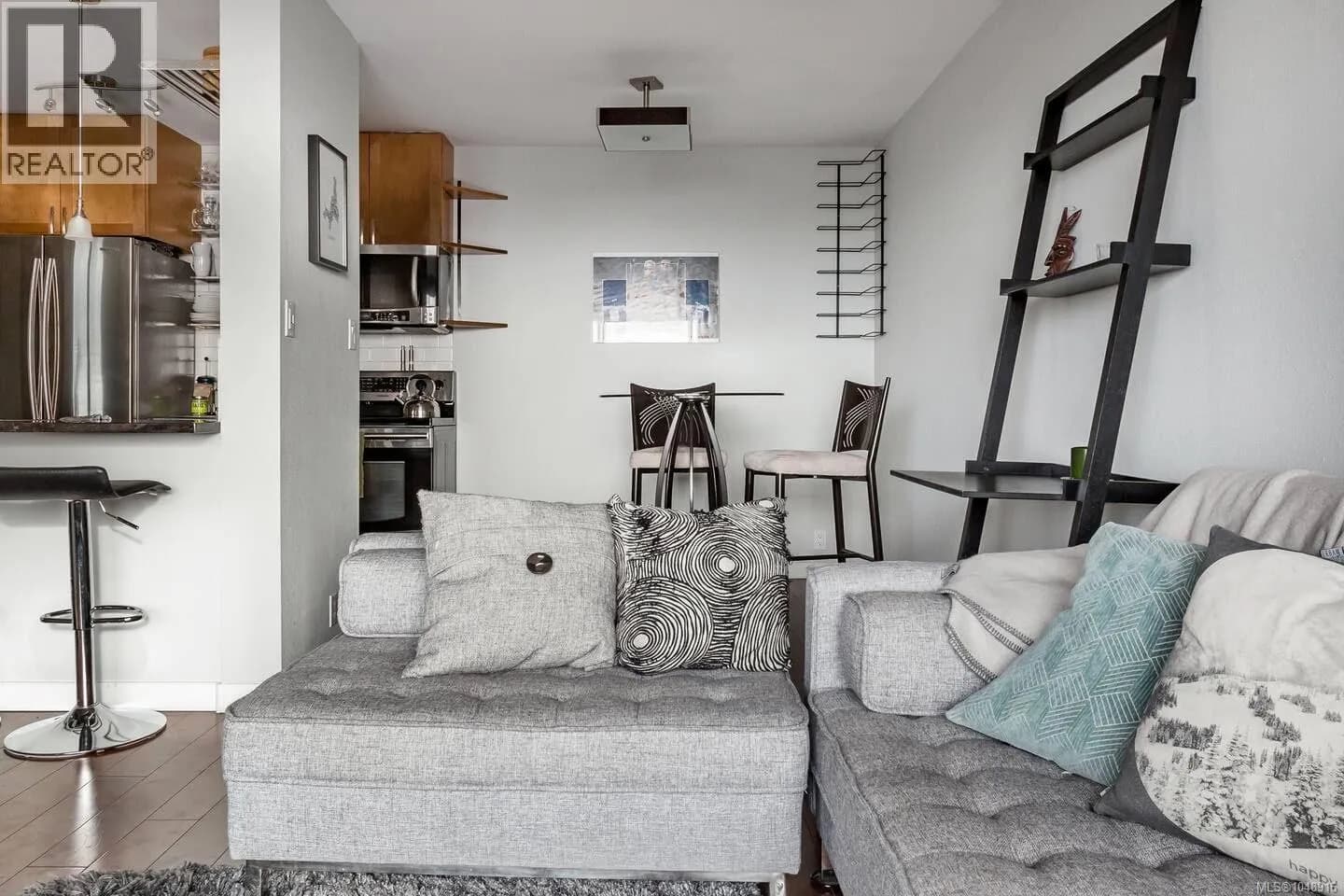 1101 1630 QUADRA St — photo 4 of 9