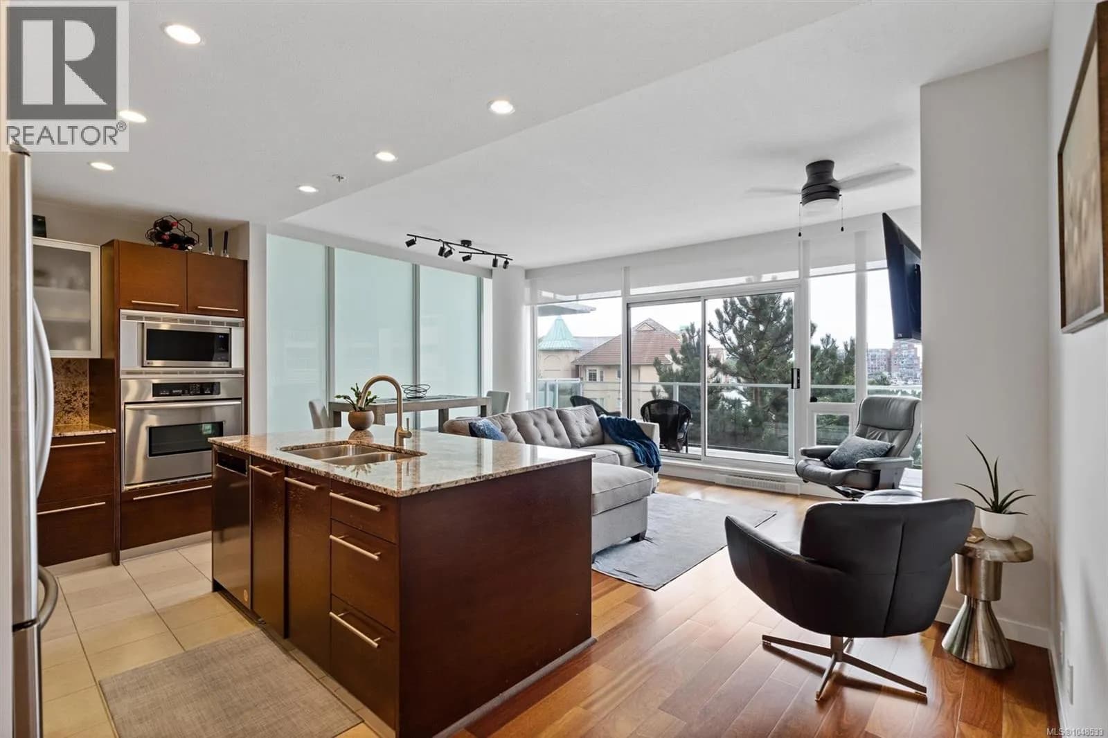 206 68 Songhees Rd — photo 4 of 46