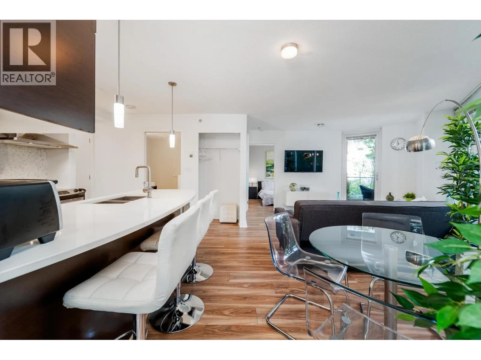 301 689 ABBOTT STREET — photo 2 of 35