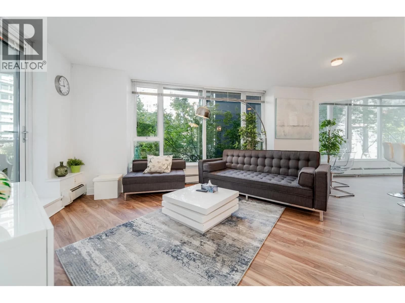 301 689 ABBOTT STREET — photo 5 of 35