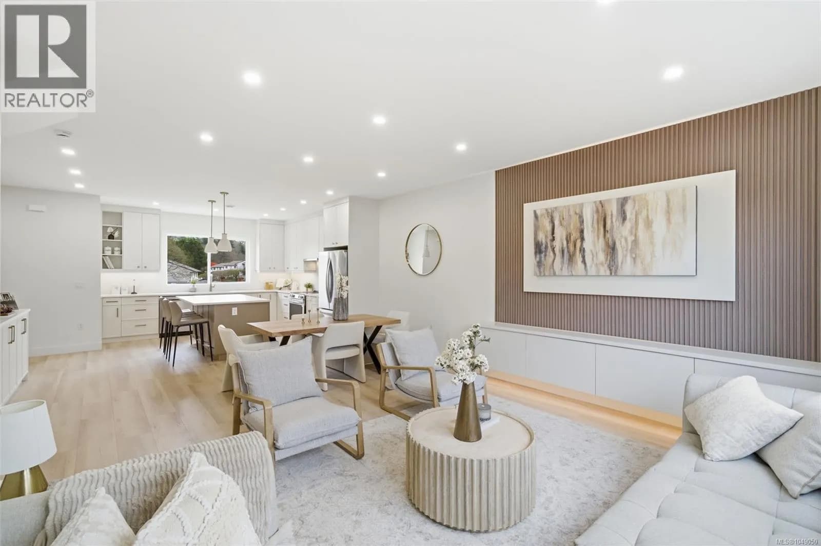 3 621 Broadway St — photo 2 of 32