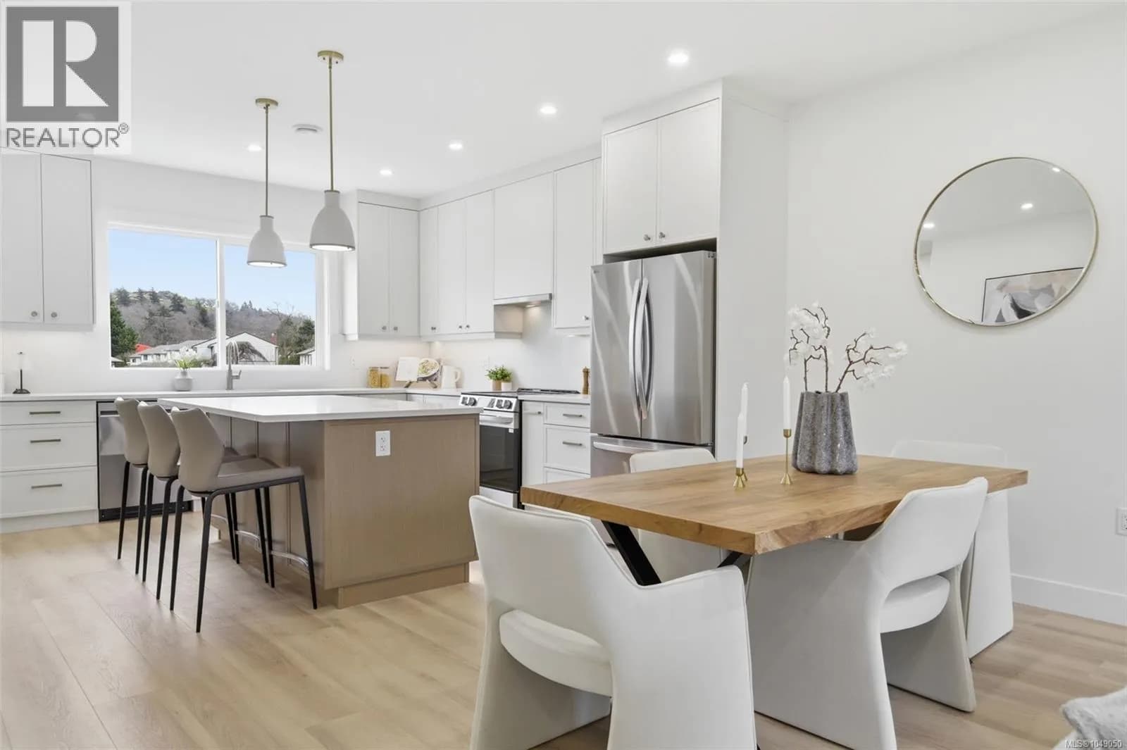 3 621 Broadway St — photo 4 of 32