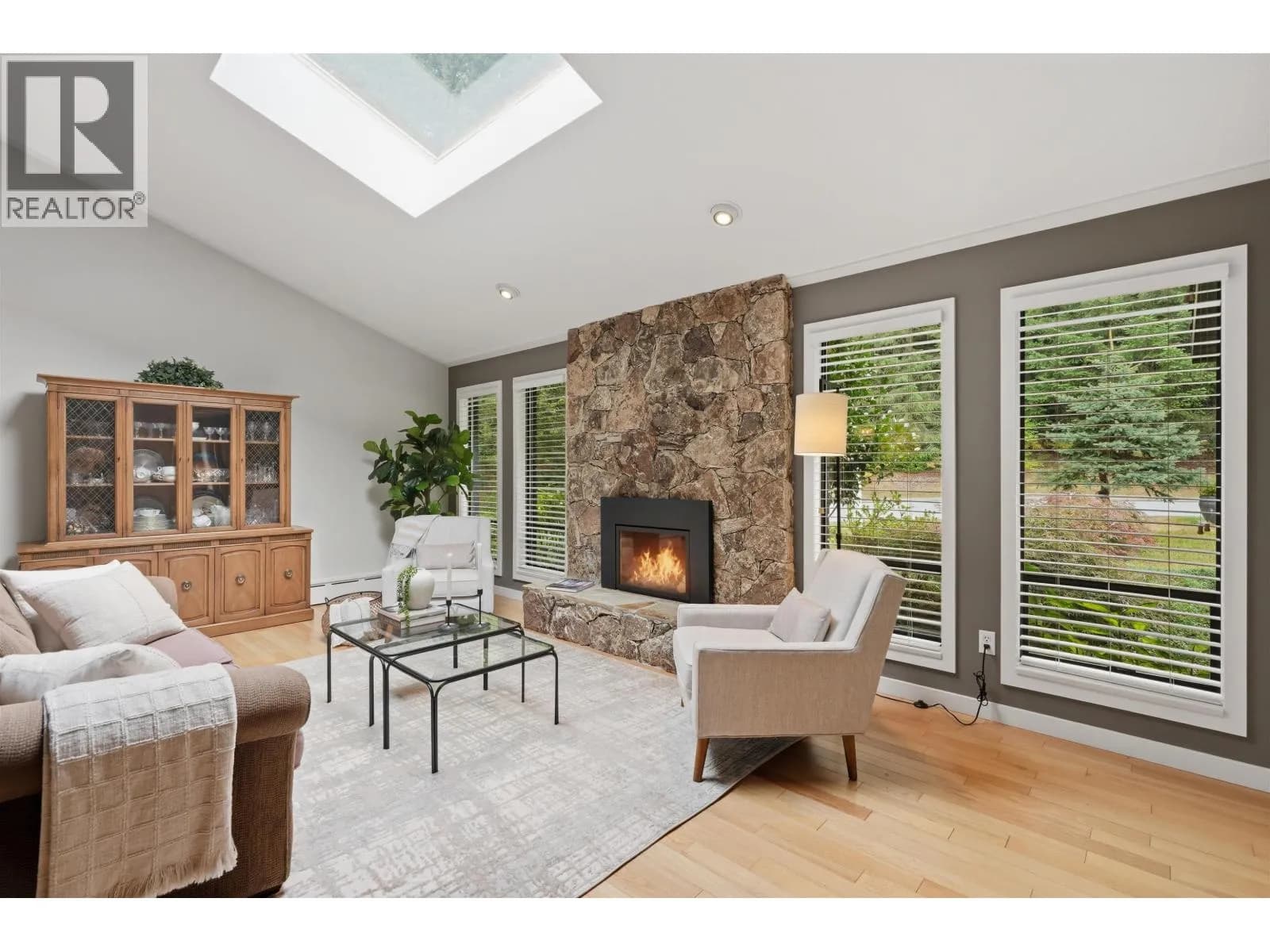 2261 HILL DRIVE — photo 4 of 40