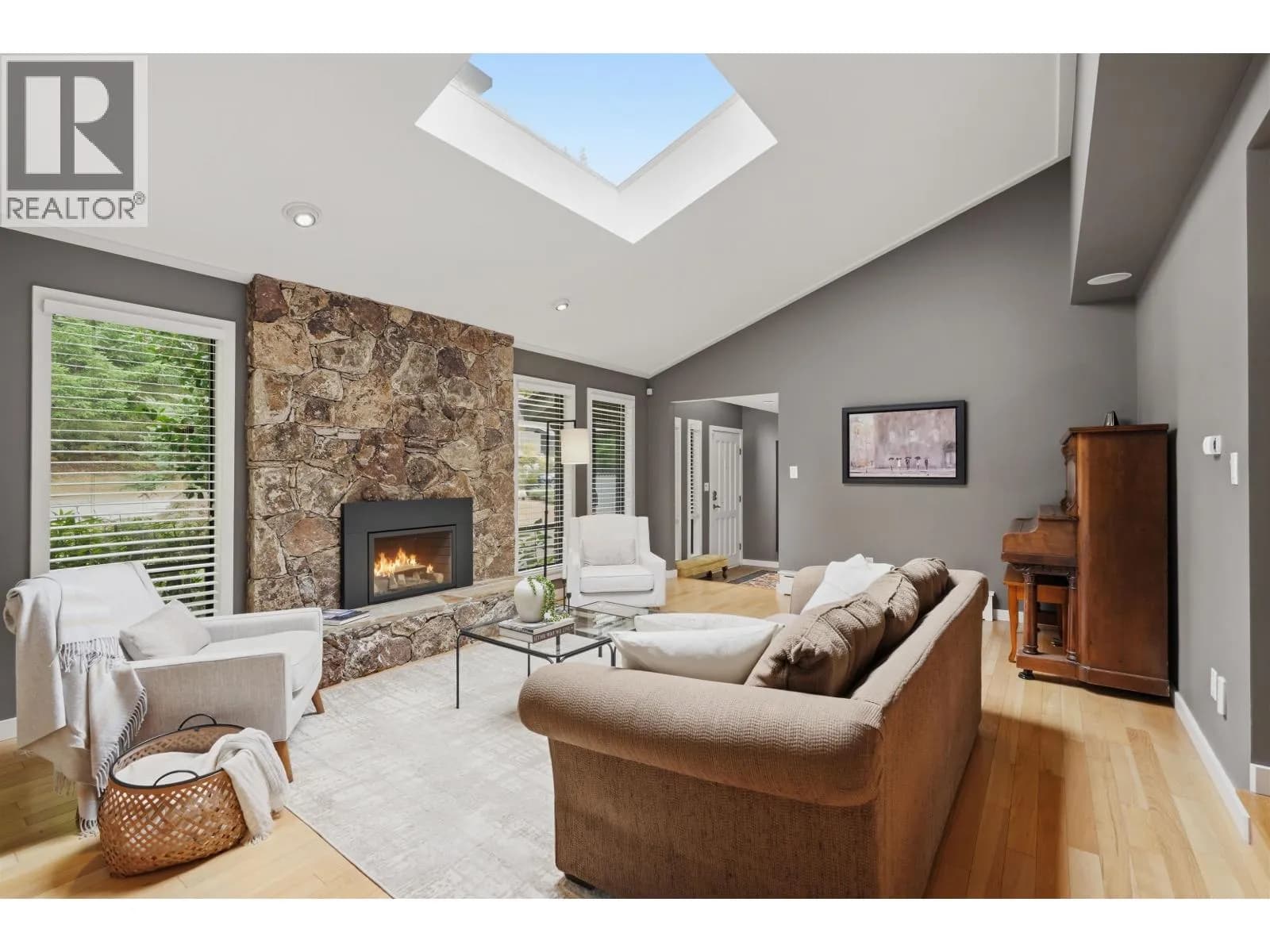 2261 HILL DRIVE — photo 5 of 40
