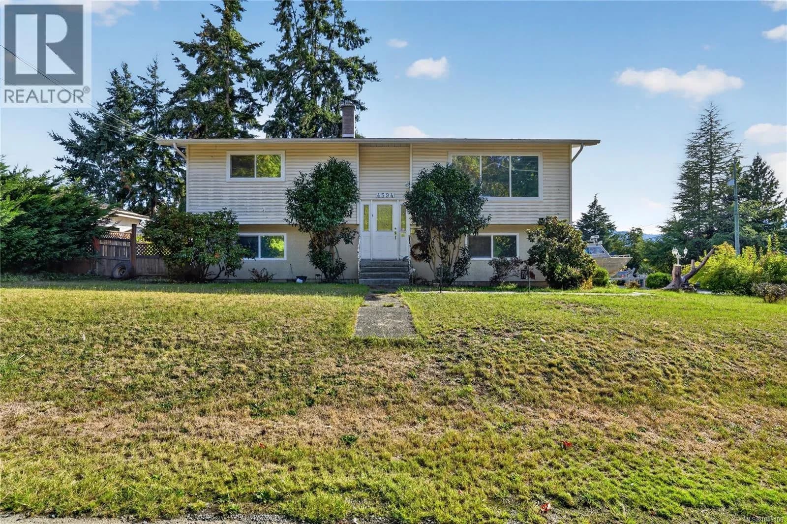 4594 Alwyn St — photo 3 of 37