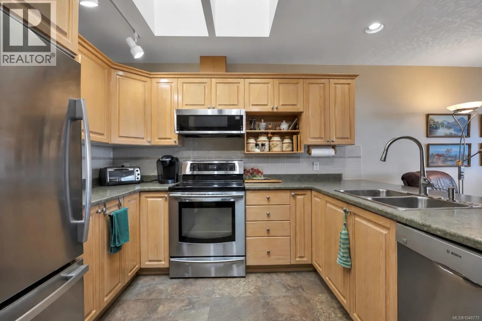 13 4991 Bella Vista Cres — photo 5 of 67