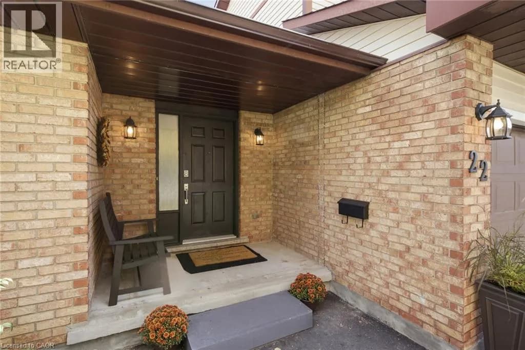 22 RIPLEY Crescent — photo 4 of 44